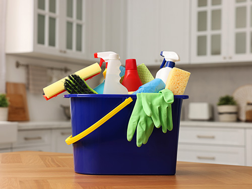seau avec produits de nettoyage