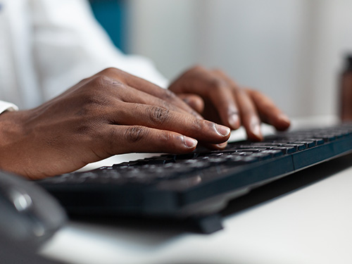 mains sur un clavier