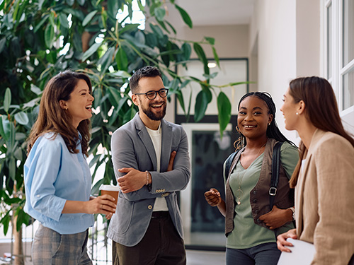 Jeunes qui ont une discussion au bureau