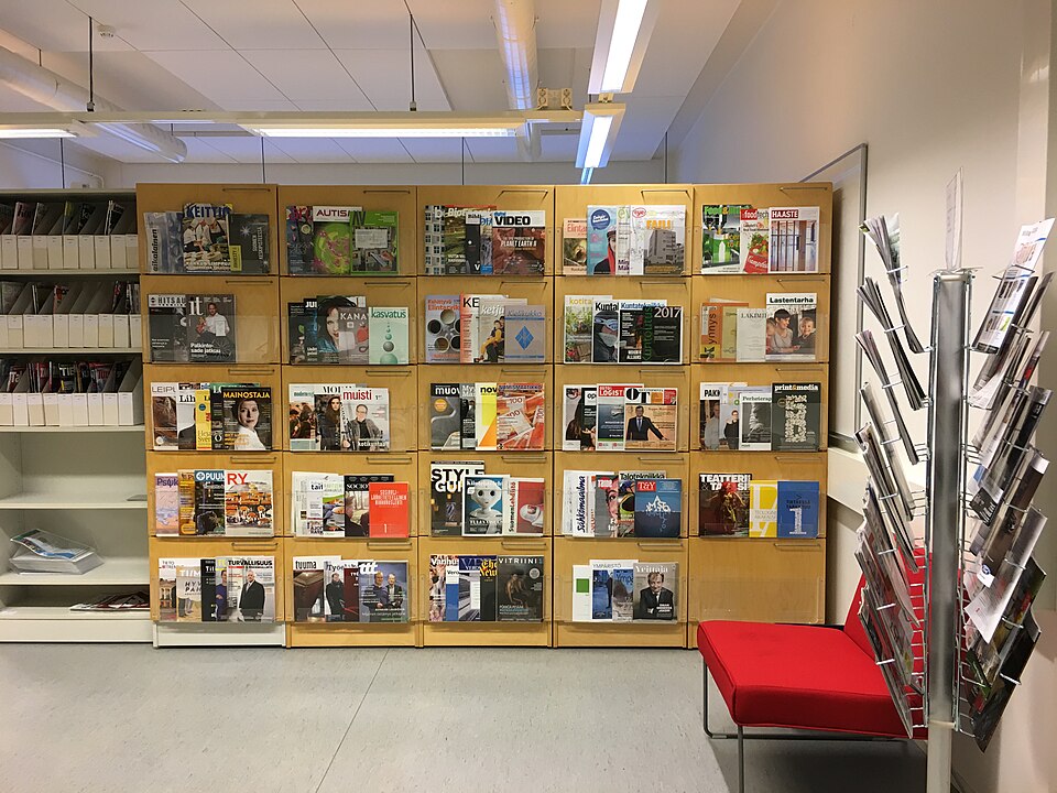 Image de revues dans une bibliothèque. Image par SeAMK Korkeakoulukirjasto, licence CC0 domaine public.