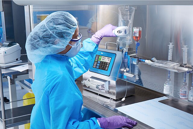 Cette image intitulé 'Diana System' représente une personne utilisant ce système dans la préparation de médciaments dangereux. Image par Calleamanecer, licence CC-BY-SA sur Wikimedia Commons.