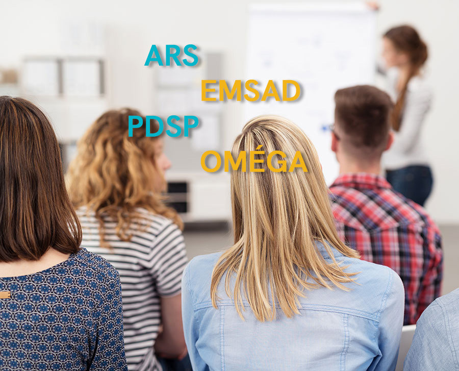 étudiants dans une salle de classe avec les sigles ARS, EMSAD, PDSP et Oméga superimposés